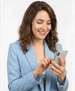 Telefonundan Ersağ üyelik formunu dolduran, odaklı ve gülümseyen genç kadın.