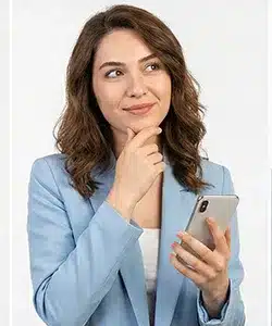 Telefonunu tutarken çenesine dokunup düşünen, Ersağ üyeliğini onaylamaya hazırlanan kadın.