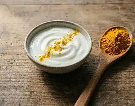 Yoğurt ile karıştırılmış zerdeçal karışımı ve yanında toz zerdeçal